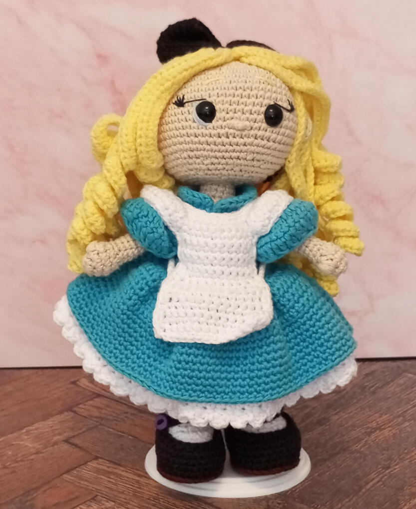 Alicia en el País de las Maravillas con vestido azul y delantal blanco crochet Alicia en el País de las Maravillas con vestido azul y delantal blanco crochet