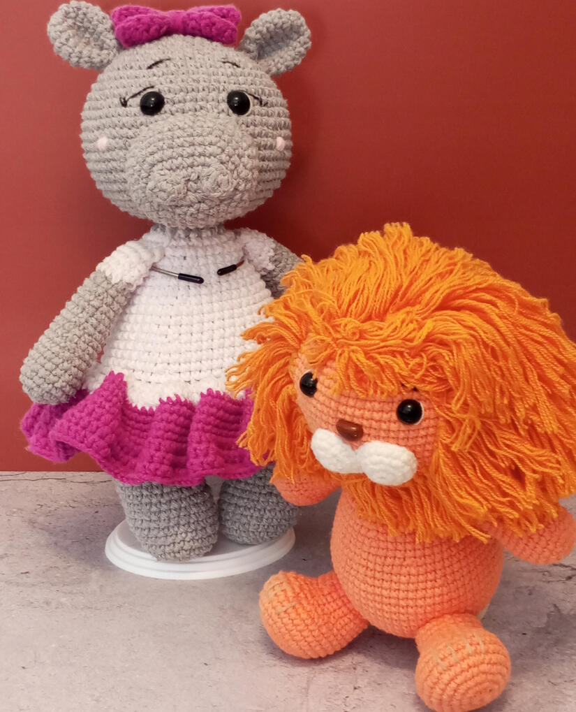 hipopótamo junto a un león de melena naranja crochet hipopótamo junto a un león de melena naranja crochet