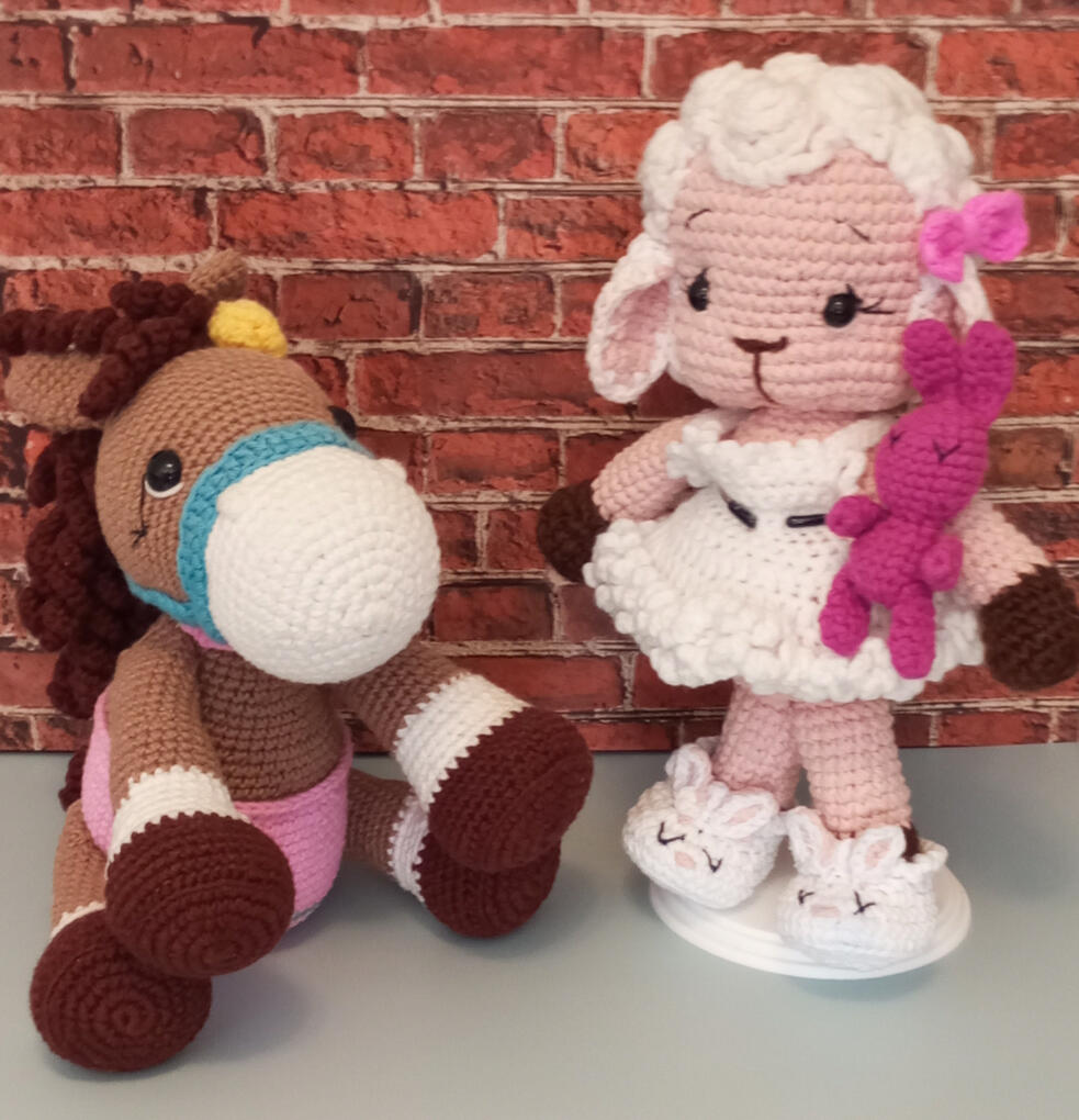 caballo junto a una ovejita con lazo rosa crochet caballo junto a una ovejita con lazo rosa crochet