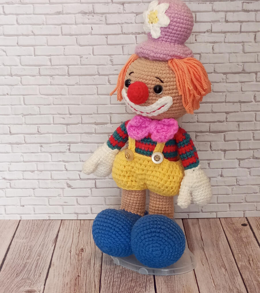 payaso con traje multicolor y sombrero payaso con traje multicolor y sombrero