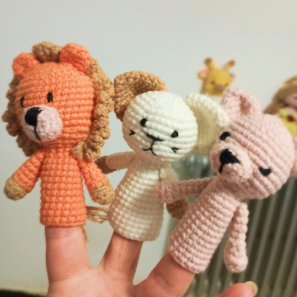 un león, una oveja y un oso, todos hechos a mano en técnica amigurumi. un león, una oveja y un oso, todos hechos a mano en técnica amigurumi.