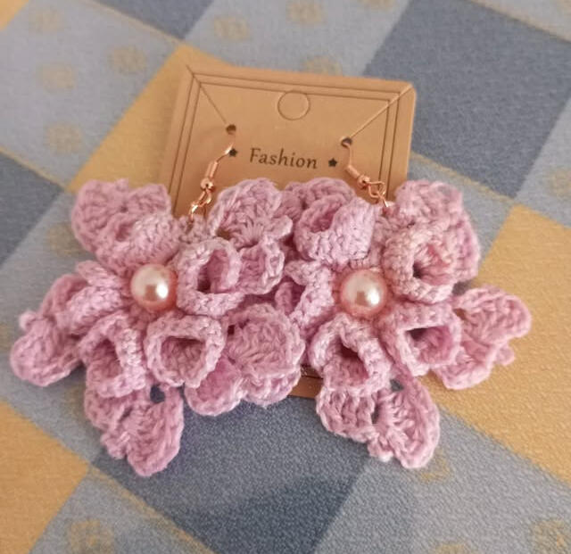 pendientes de flores rosas con perla central pendientes de flores rosas con perla central