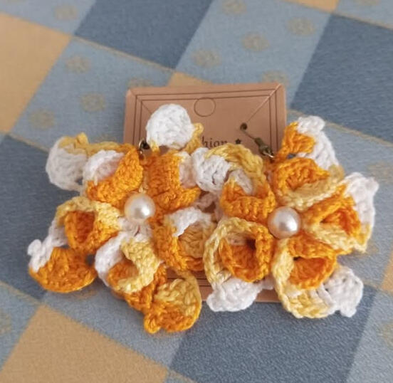 dos pares de pendientes de flores en tonos naranja y blanco dos pares de pendientes de flores en tonos naranja y blanco