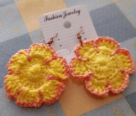 pendientes de flores amarillas con borde coral pendientes de flores amarillas con borde coral