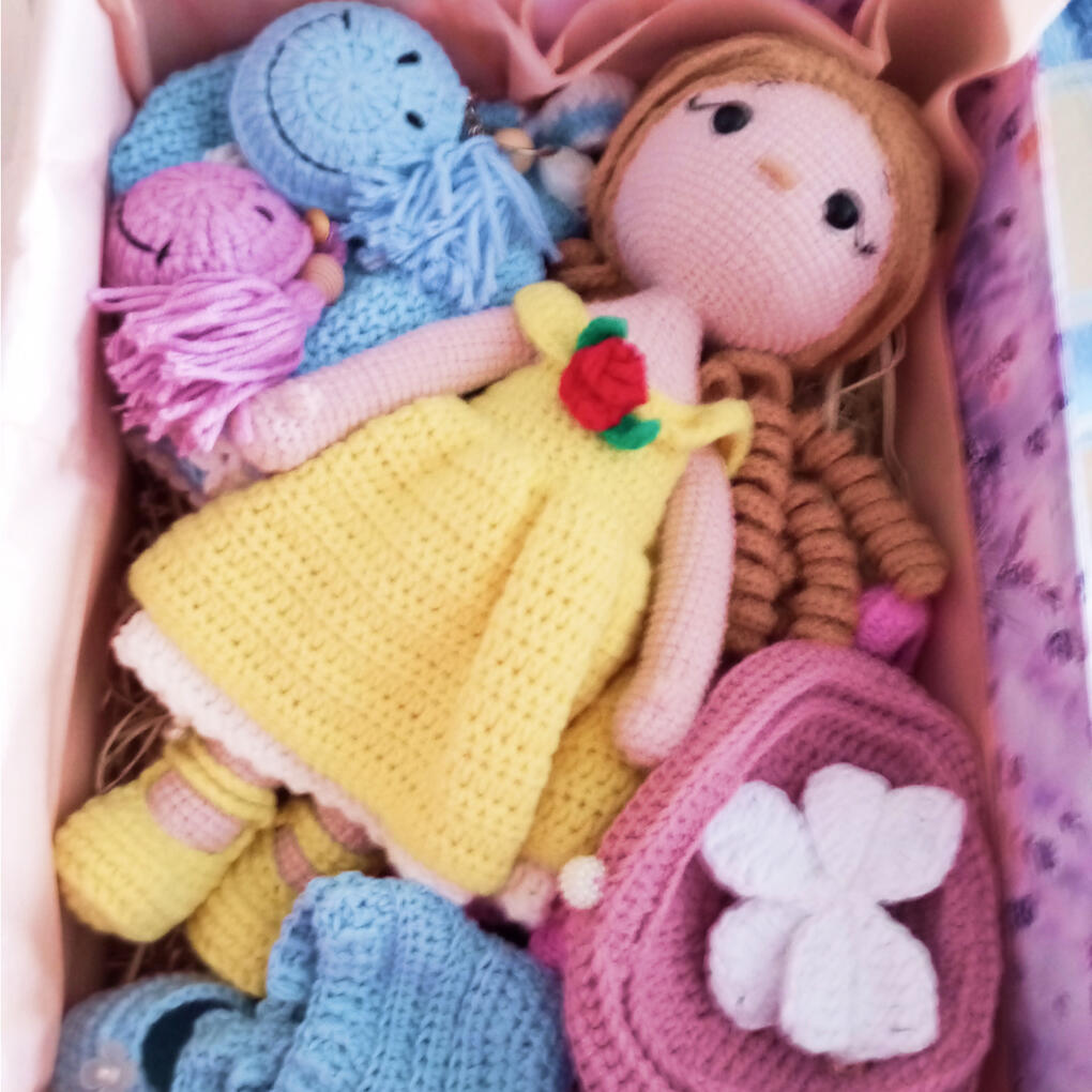 muñeca con vestido amarillo y accesorios en caja de regalo muñeca con vestido amarillo y accesorios en caja de regalo