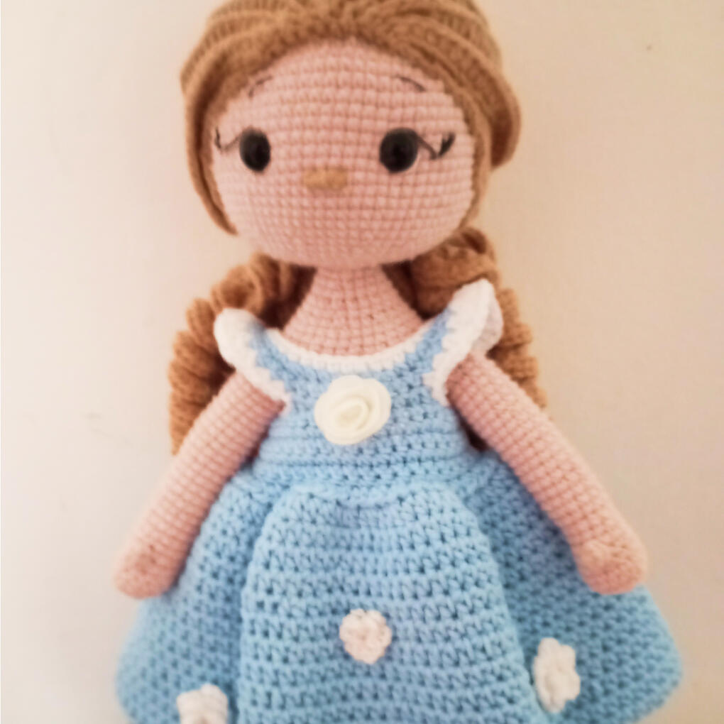 muñeca rubia con vestido azul y flores blancas muñeca rubia con vestido azul y flores blancas