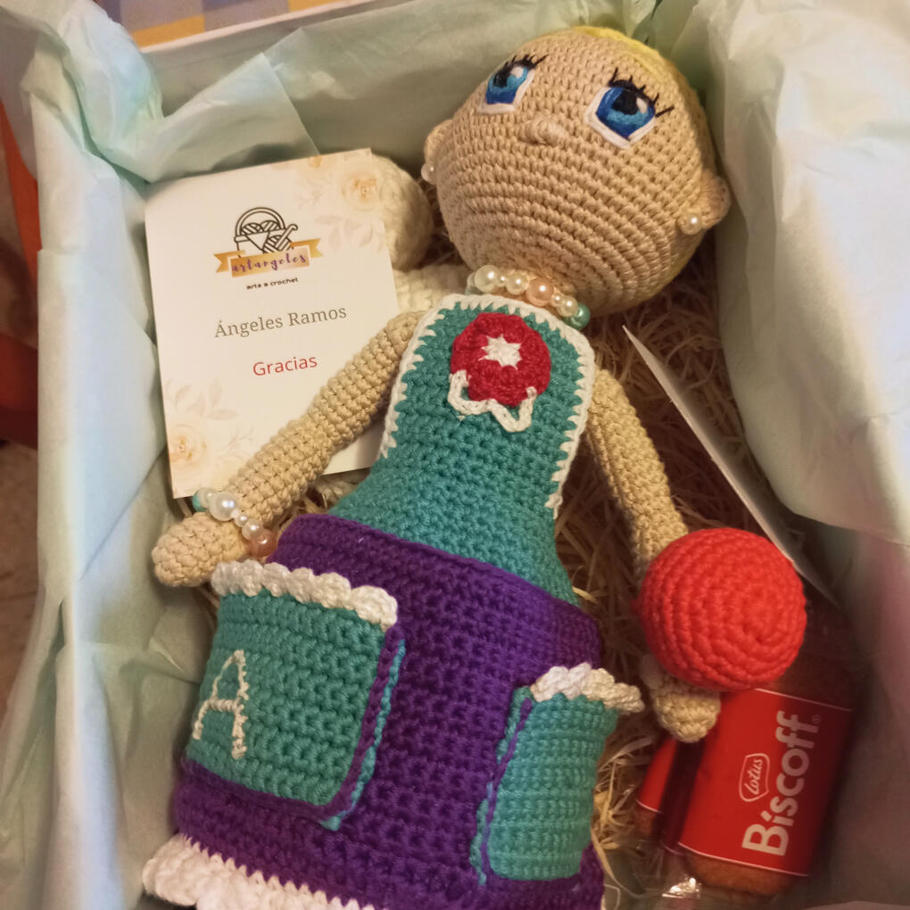 muñeco personalizado con delantal verde y morado con tarjeta de agradecimiento muñeco personalizado con delantal verde y morado con tarjeta de agradecimiento